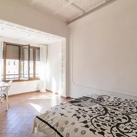 La Casa De Espejos Homestay Valencia